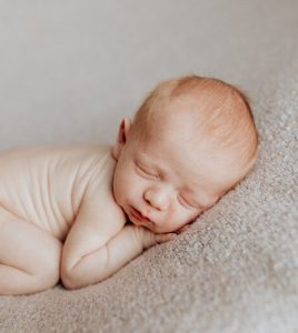 كيفية معرفة لون بشرة الطفل من يده لون بشرة الطفل من يده