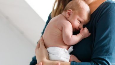 كيفية معرفة لون بشرة الطفل من يده كيفية تحقيق العناية بحديثي الولادة