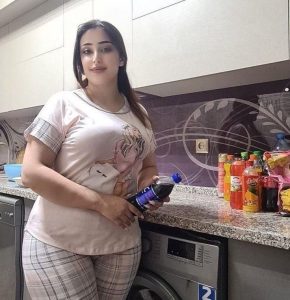 الفتاة التي تتحدث معها فتاه حقيقية 